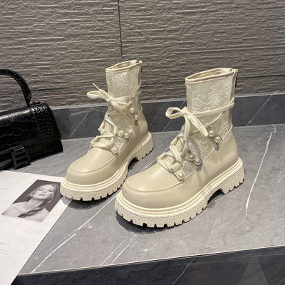 Stílusos női csizma fűzővel és díszgyöngyökkel