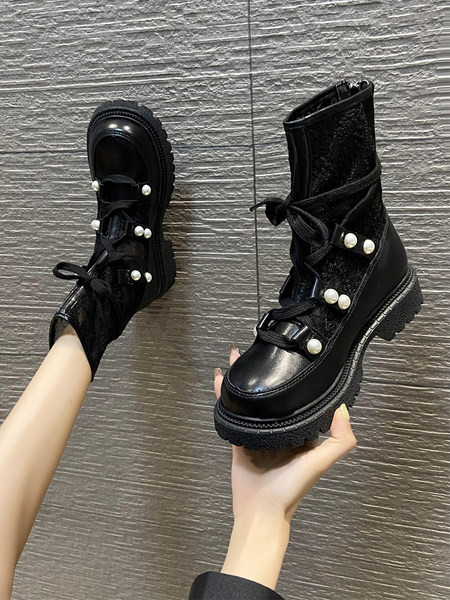 Stílusos női csizma fűzővel és díszgyöngyökkel