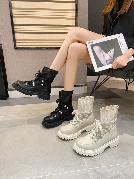 Stílusos női csizma fűzővel és díszgyöngyökkel