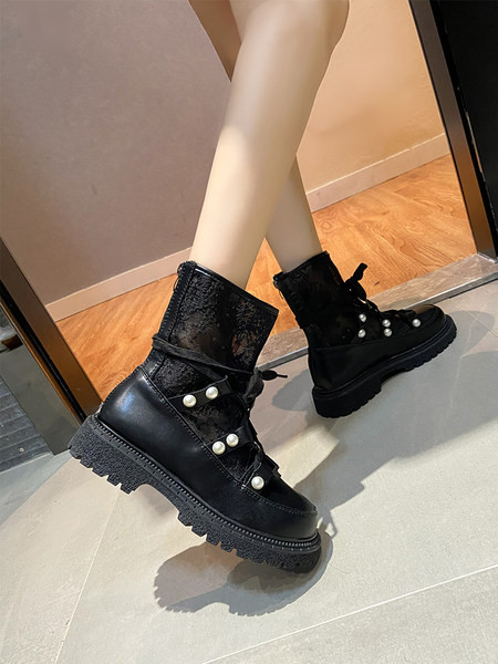 Stílusos női csizma fűzővel és díszgyöngyökkel