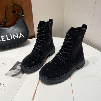 Modern női csizma díszkövekkel és fűzőkkel