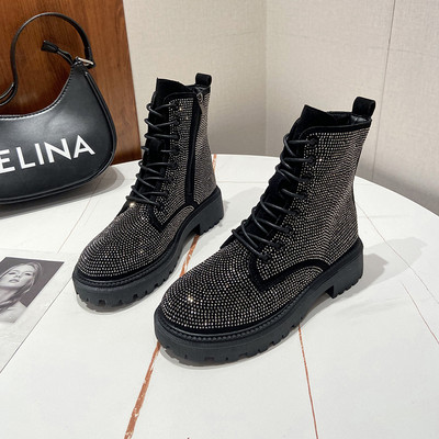 Modern női csizma díszkövekkel és fűzőkkel