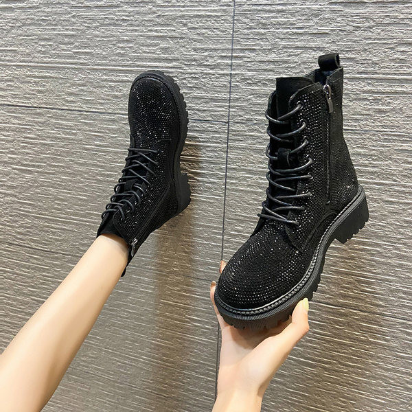 Modern női csizma díszkövekkel és fűzőkkel