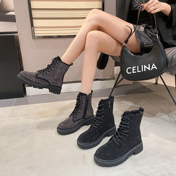 Modern női csizma díszkövekkel és fűzőkkel