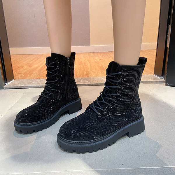 Modern női csizma díszkövekkel és fűzőkkel