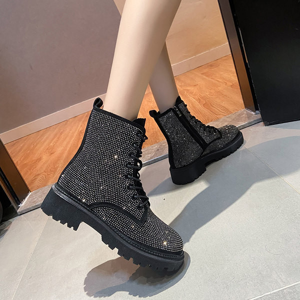 Modern női csizma díszkövekkel és fűzőkkel