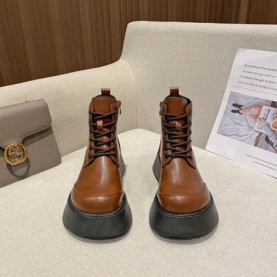 Alkalmi csizma eco bőrből és fűzős magas lapos talppal