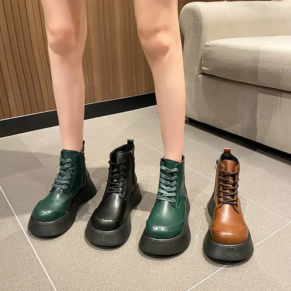 Alkalmi csizma eco bőrből és fűzős magas lapos talppal