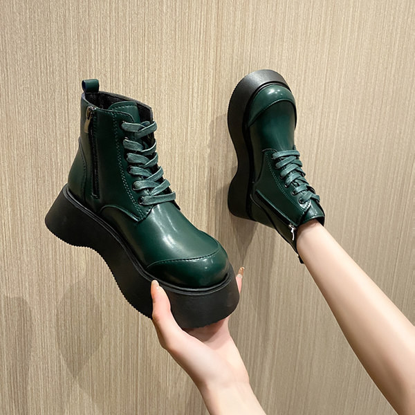 Alkalmi csizma eco bőrből és fűzős magas lapos talppal