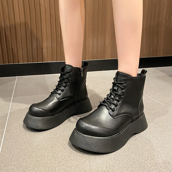 Alkalmi csizma eco bőrből és fűzős magas lapos talppal