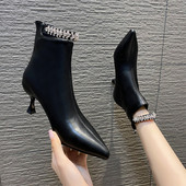 Elegáns női csizma vékony sarkú díszítő kövekkel