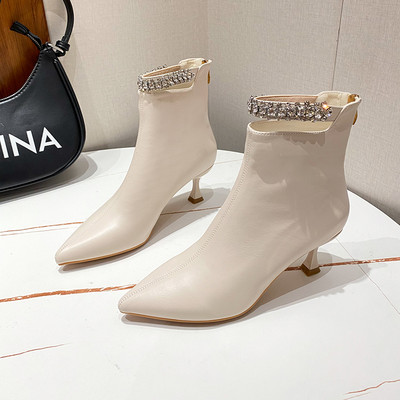 Elegáns női csizma vékony sarkú díszítő kövekkel