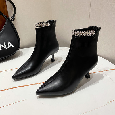 Elegáns női csizma vékony sarkú díszítő kövekkel