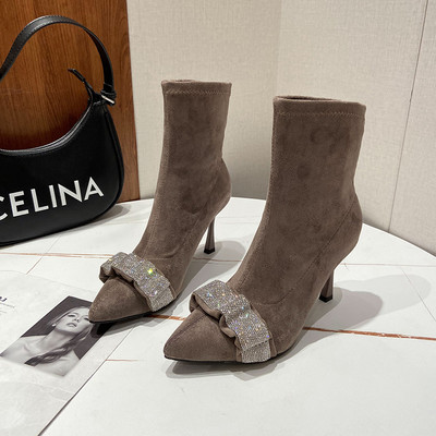 Stílusos női csizma hegyes modell díszkövekkel