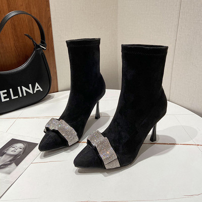 Stílusos női csizma hegyes modell díszkövekkel