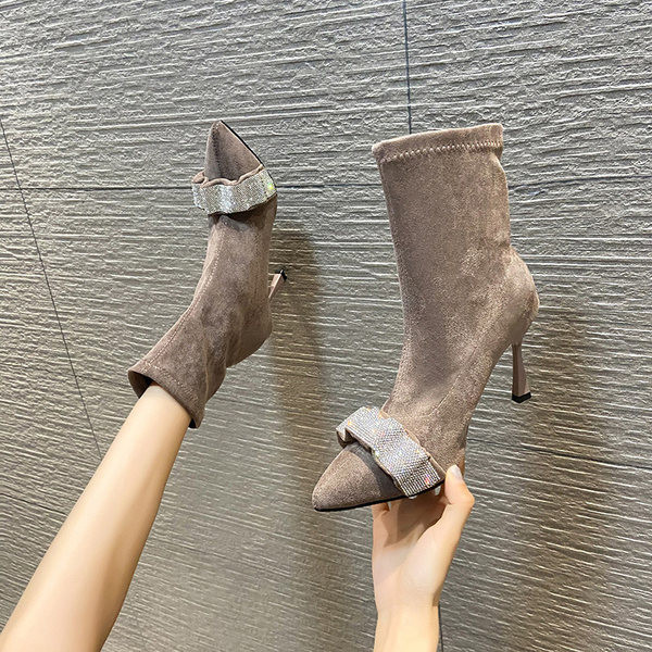 Stílusos női csizma hegyes modell díszkövekkel