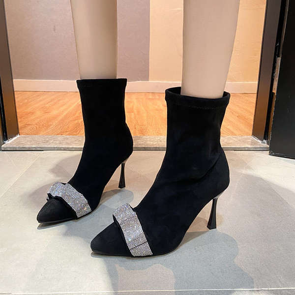 Stílusos női csizma hegyes modell díszkövekkel