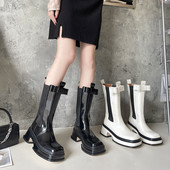 Praegused naiste saapad kahes värvitoonis