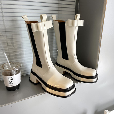 Praegused naiste saapad kahes värvitoonis