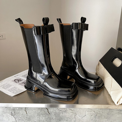 Praegused naiste saapad kahes värvitoonis