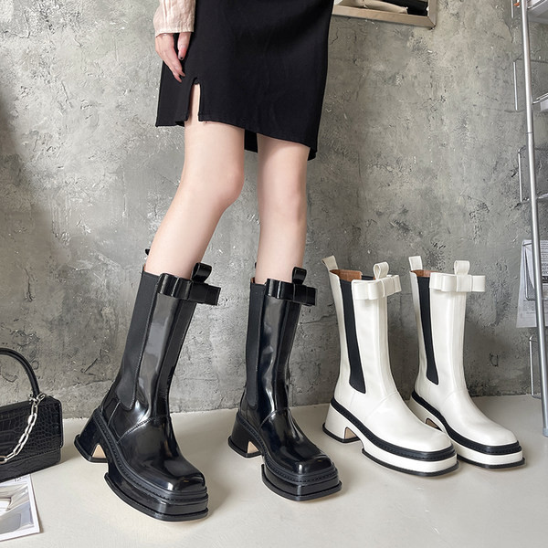 Praegused naiste saapad kahes värvitoonis