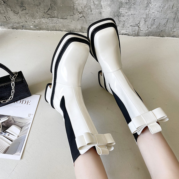 Praegused naiste saapad kahes värvitoonis