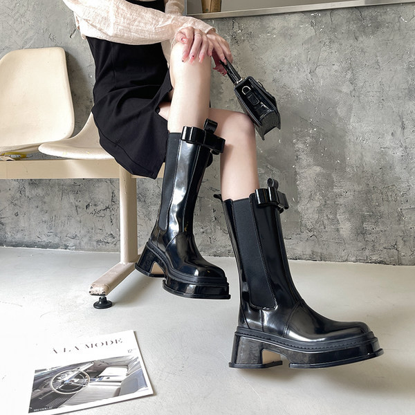 Praegused naiste saapad kahes värvitoonis