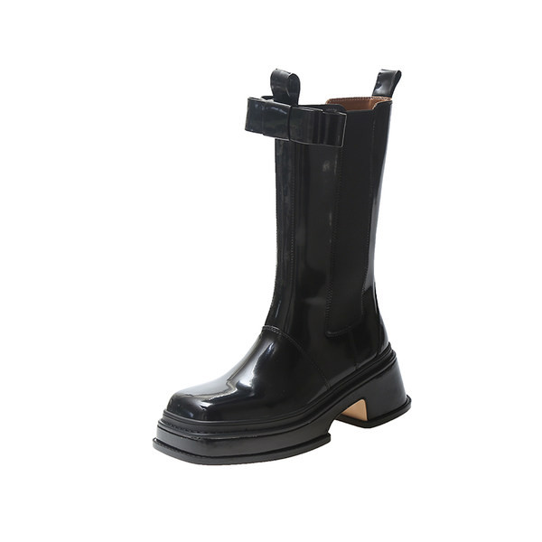 Praegused naiste saapad kahes värvitoonis