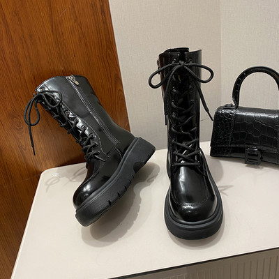 Modernūs moteriški lakuoti batai su raišteliais ir plokščiu padu