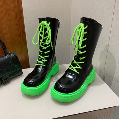 Modernūs moteriški lakuoti batai su raišteliais ir plokščiu padu