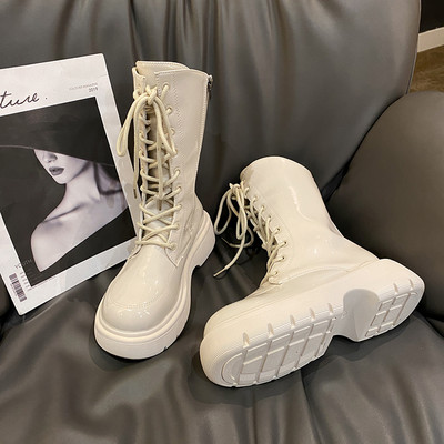 Modernūs moteriški lakuoti batai su raišteliais ir plokščiu padu