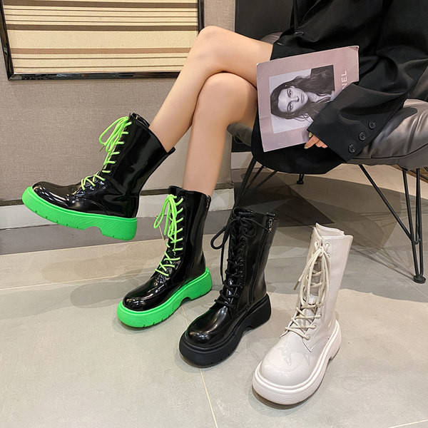 Modernūs moteriški lakuoti batai su raišteliais ir plokščiu padu