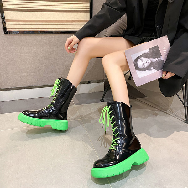 Modernūs moteriški lakuoti batai su raišteliais ir plokščiu padu