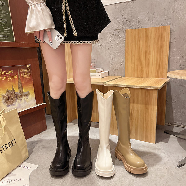 Moderne kožne čizme s ravnim potplatom