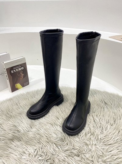 Stiilsed naiste saapad lukuga tavalise mudeliga