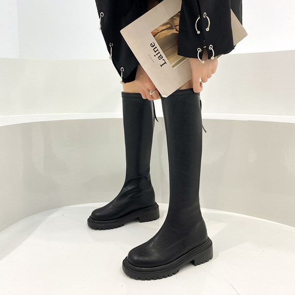 Stiilsed naiste saapad lukuga tavalise mudeliga