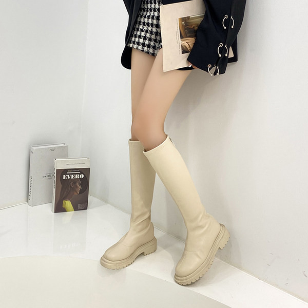 Stiilsed naiste saapad lukuga tavalise mudeliga