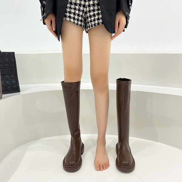 Stiilsed naiste saapad lukuga tavalise mudeliga