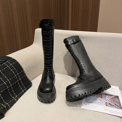 Modern öko-bőr csizma fűzővel és csattal