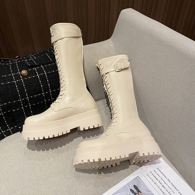 Modern öko-bőr csizma fűzővel és csattal