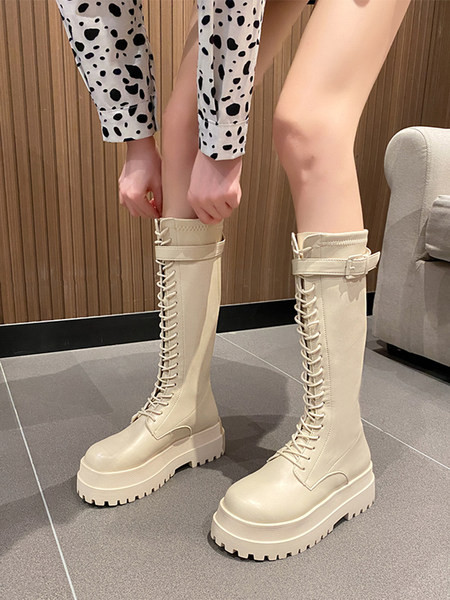 Modern öko-bőr csizma fűzővel és csattal