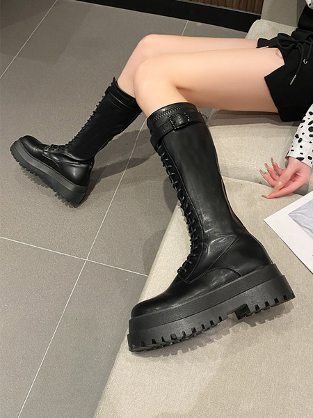 Modern öko-bőr csizma fűzővel és csattal