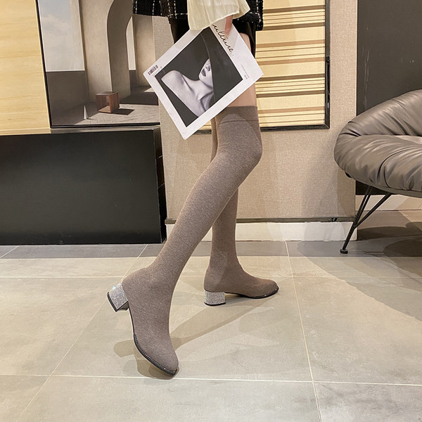 Stílusos női csizma sima sarkú modellel