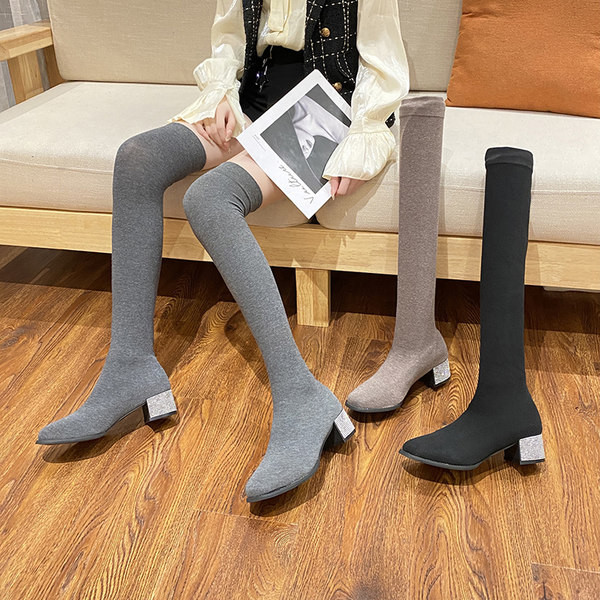 Stílusos női csizma sima sarkú modellel