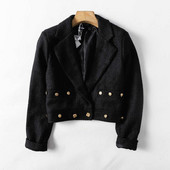 Kratka pripijena jakna s metalnim ukrasom