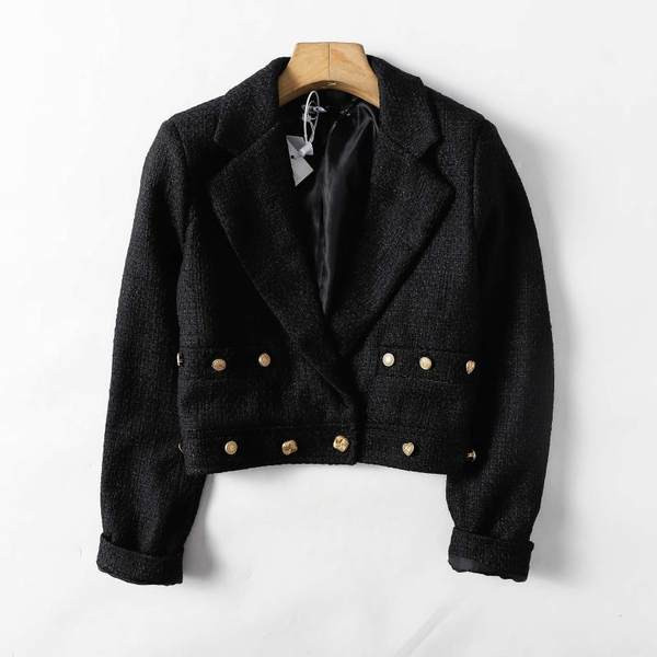 Kratka pripijena jakna s metalnim ukrasom