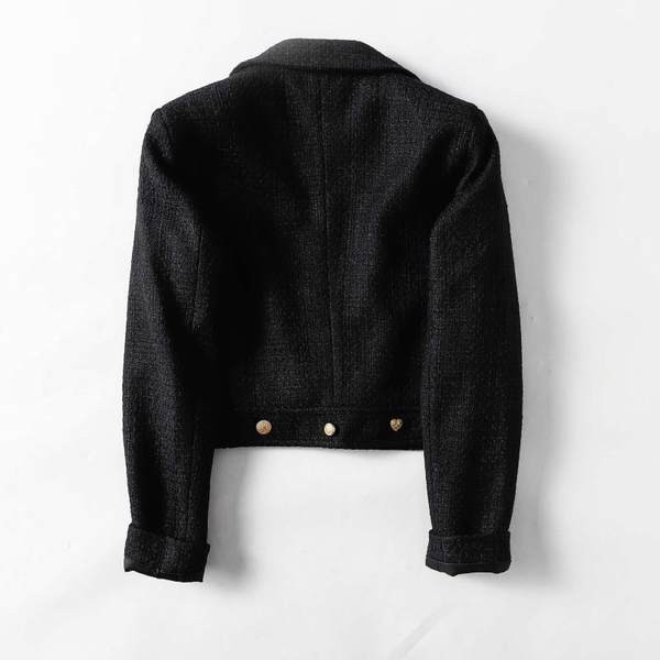 Kratka pripijena jakna s metalnim ukrasom