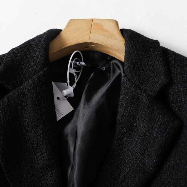 Kratka pripijena jakna s metalnim ukrasom