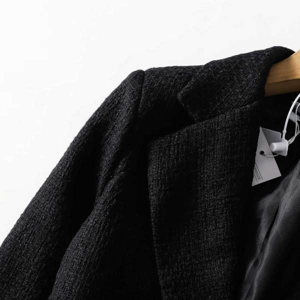 Kratka pripijena jakna s metalnim ukrasom