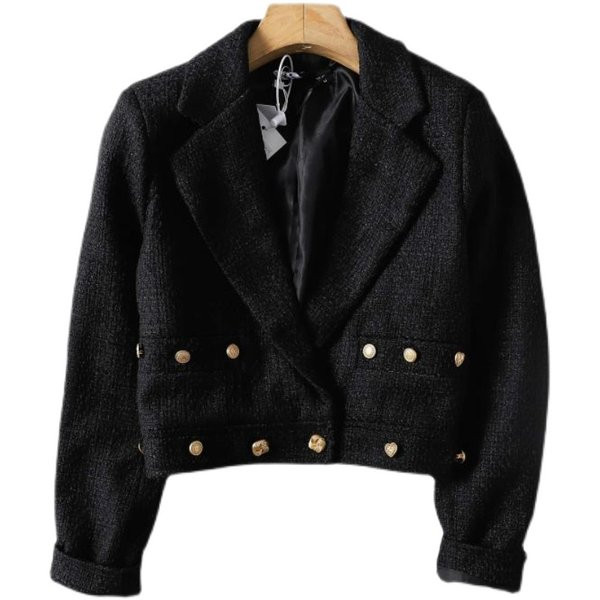 Kratka pripijena jakna s metalnim ukrasom